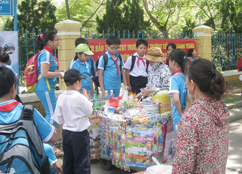 Kết quả hình ảnh cho hàng quán vây quanh trường học