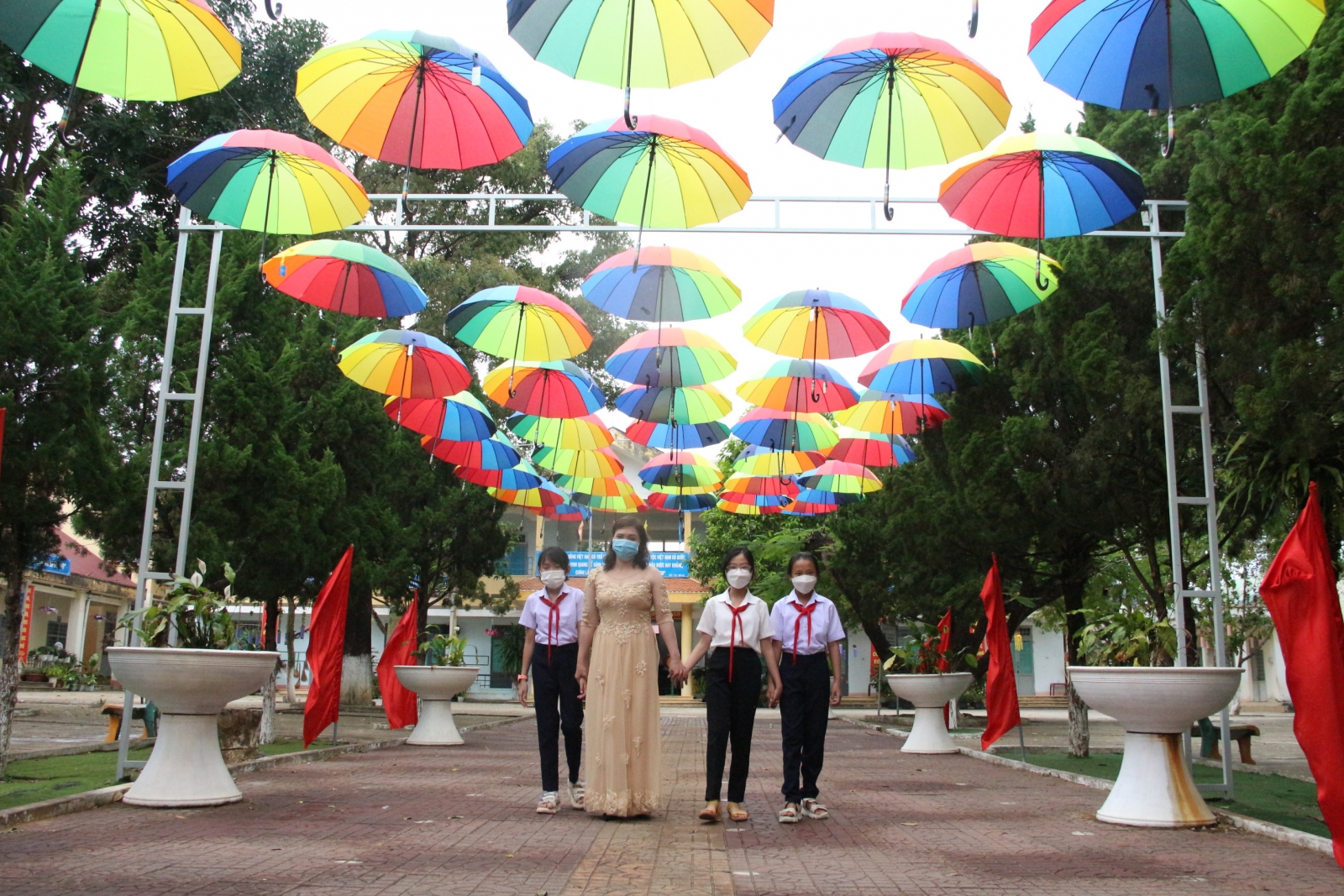 "Con đường ô" đầy màu sắc tại trường Tiểu học số 1 thị trấn Plei Kần.