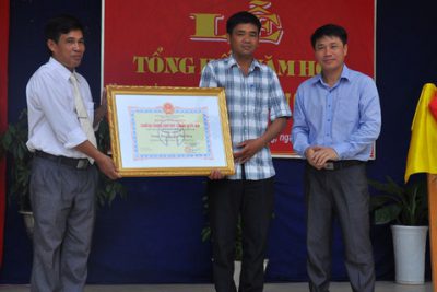 Đồng chí Huỳnh Quốc Huy – Tỉnh ủy viên, Bí thư Huyện ủy dự và trao Bằng công nhận trường đạt chuẩn Quốc gia mức độ I cho Trường THCS Đắk Nông