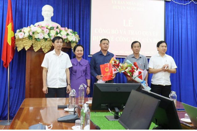 UBND huyện Ngọc Hồi công bố và trao các quyết định về công tác cán bộ