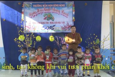 Trường mầm non Bình Minh tổ chức cho trẻ tham gia gói bánh chưng đón Tết