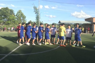 Trận chung kết bóng đá mini nam giữa đội GD Thị trấn và GD Bờ Y (Hiệp 1).