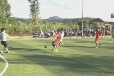 Trận chung kết bóng đá mini nam giữa đội GD Thị trấn và GD Bờ Y (Hiệp 2).