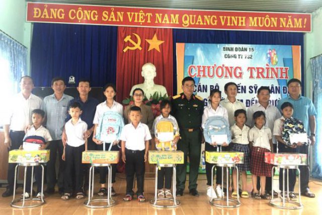 Học sinh đặc biệt khó khăn trên địa bàn xã Đắk Xú và xã Sa Loong được Công ty 732 nhận nuôi và hỗ trợ tài chính