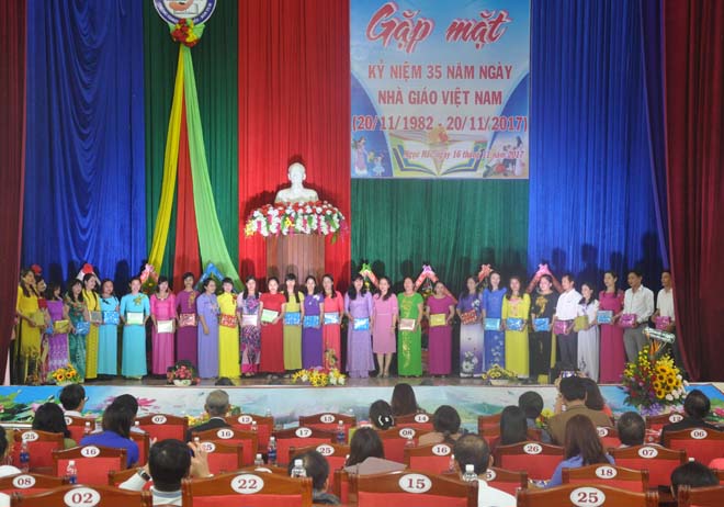 Tuyên dương 34 giáo viên tiêu biểu nhân dịp gặp mặt kỉ niệm 35 năm ngày Nhà giáo Việt Nam