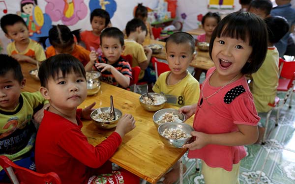 Từ tháng 2/2018 trẻ em mẫu giáo được hỗ trợ tiền ăn trưa bằng 10% mức lương cơ sở