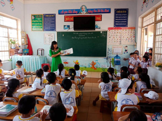 Trường mầm non Hoa Hồng tổ chức cho trẻ tham quan trường tiểu học