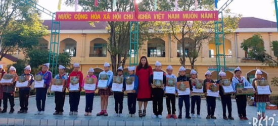 Trường TH Số 2 Thị trấn Plei Kần tặng quà cho học sinh nghèo nhân dịp Tết Kỷ Hợi 2019