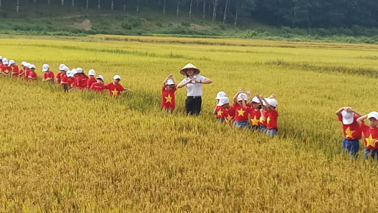 Trẻ tham quan trang trại nông nghiệp