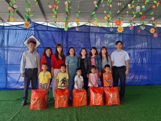 Trường Tiểu học Số 2 Thị trấn Plei Kần thăm và tặng quà học sinh mầm non