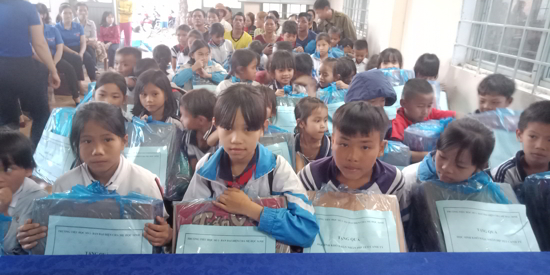 Hội cha mẹ học sinh tặng quà cho học sinh có hoàn cảnh khó khăn nhân dịp Tết Canh Tý 2020