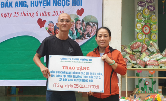 Trường MN Đắk Ang tiếp nhận bộ đồ chơi sân trường cho trẻ mầm non