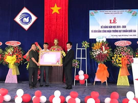 Trường THCS Nguyễn Huệ bế giảng năm học 2019–2020 và đón Bằng công nhận trường đạt chuẩn Quốc gia