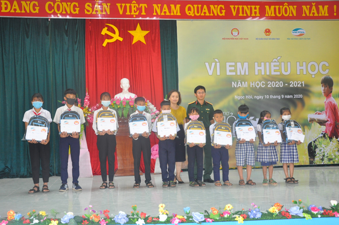 50 học sinh nghèo huyện Ngọc Hồi nhận bổng “Vì em hiếu học”