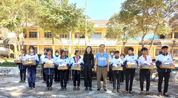 Tết Quý Mão ấm áp và yêu thương ở Trường THCS Sa Loong
