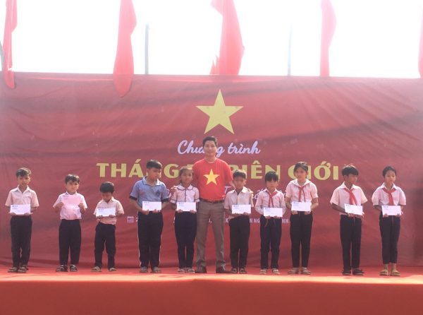 Chương trình “Tháng ba biên giới” tặng quà học sinh nghèo xã Đắk Xú