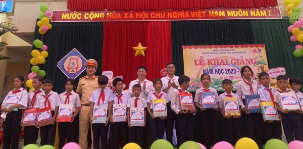 Báo Tuổi trẻ Thủ đô phối hợp Công an huyện Ngọc Hồi trao quà học sinh khó khăn