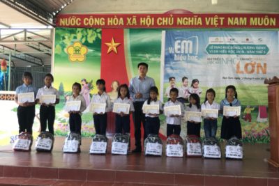 50 học sinh nghèo nhận học bổng “Vì em hiếu học”