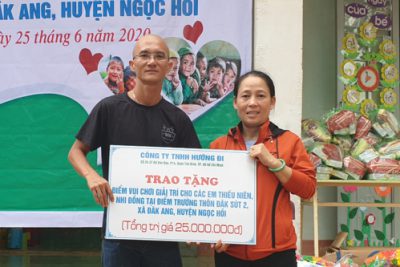 Trường MN Đắk Ang tiếp nhận bộ đồ chơi sân trường cho trẻ mầm non