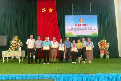 Phòng GDĐT khen thưởng giáo viên Tổng phụ trách Đội TNTP Hồ Chí Minh giỏi