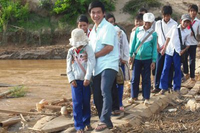 Động viên giáo viên viết đơn tình nguyện xung phong đến nhận công tác tại các trường thuộc địa bàn xã Đắk Ang