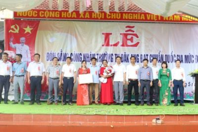 Trường Tiểu học Đắk Ang đón Bằng công nhận trường đạt chuẩn Quốc gia mức độ 1